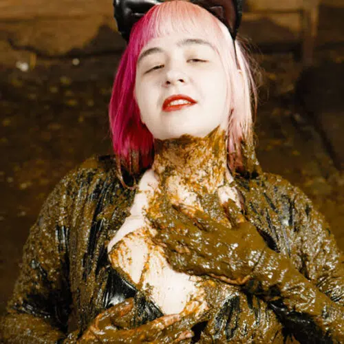 Catwoman Lyndra first time in the manure channel