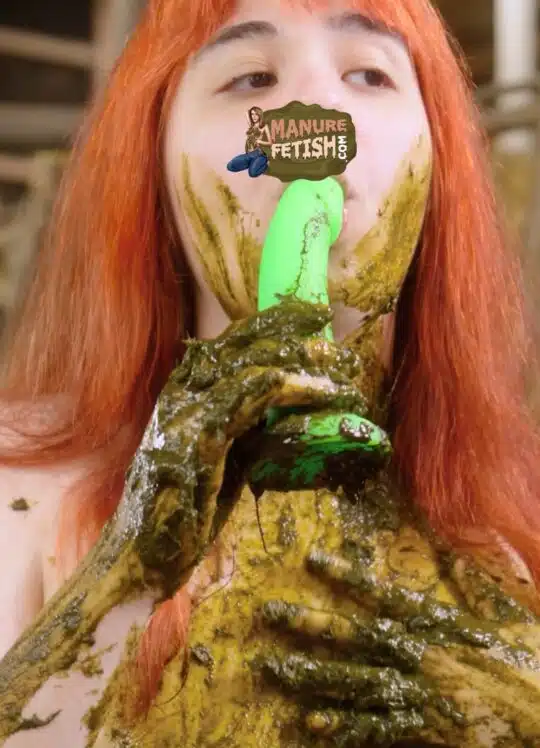 Lyndra Lynn’s Green Dildo - Image 3